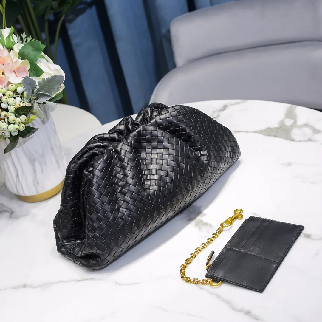 Real shot🔥🔥The counterattack of the popular Bottega Veneta started with this series of cloud bags, which went viral in the fashion circle and started a craze! Out of stock, out of stock, out of stock... One piece is hard to find, super hard to buy, regardless of age, season, or occasion. Very classy. Really, if you carry this on the road, it will turn heads! This is also the reason why this series is so expensive. Large size: 38*20*8.5cm [Big Cloud Weaving]